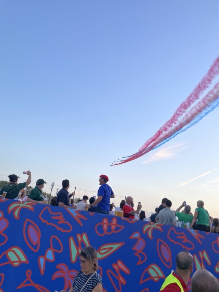 パブリックビューイング会場　飛行機