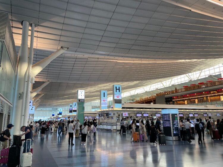 羽田空港チェックインロビー