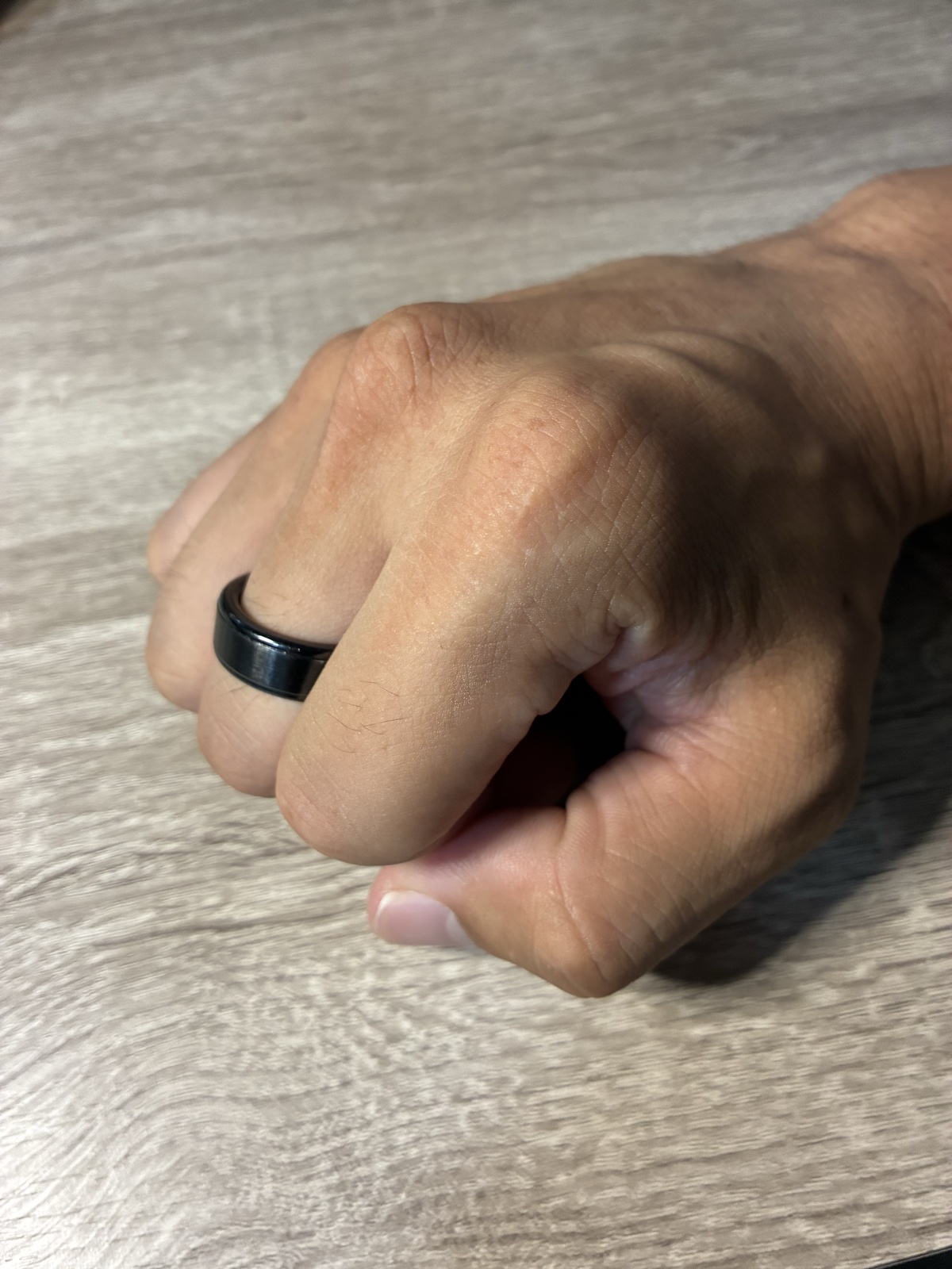 右手中指にブラックのb.ring G2を着けて物を握った状態