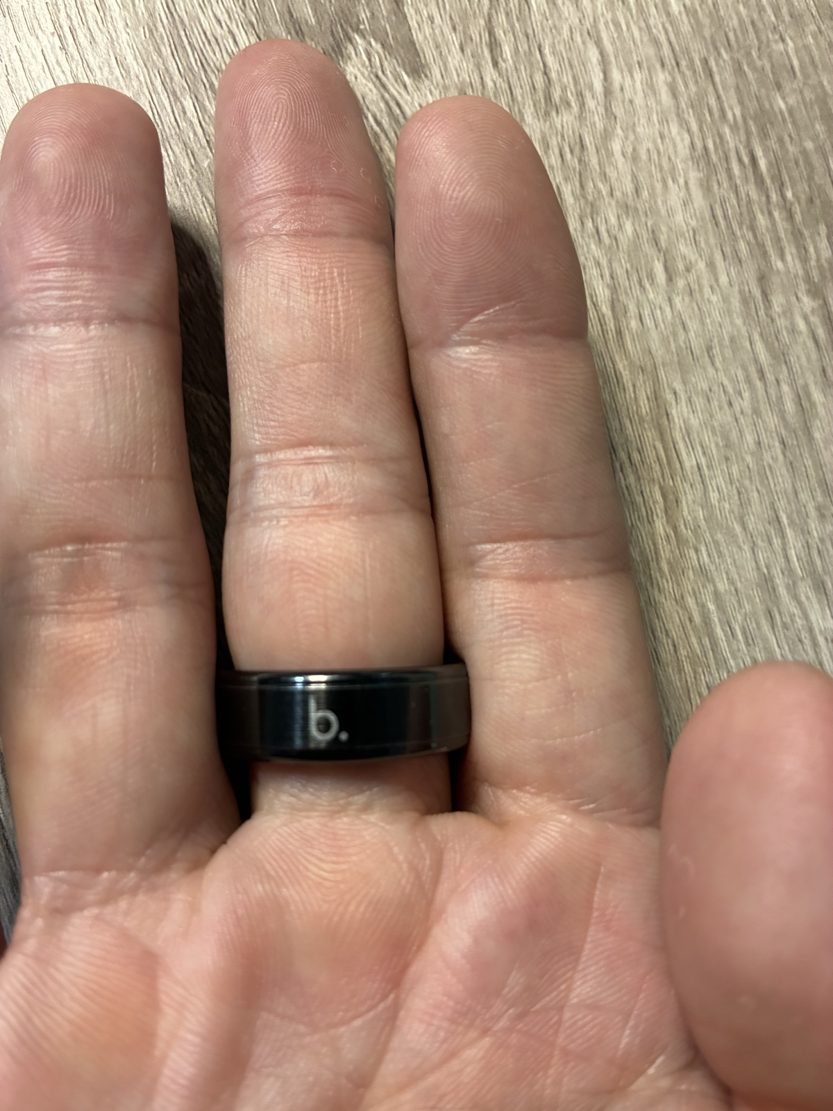 右手中指に着けたブラックのb.ring G2。リング内側のセンサーが見える