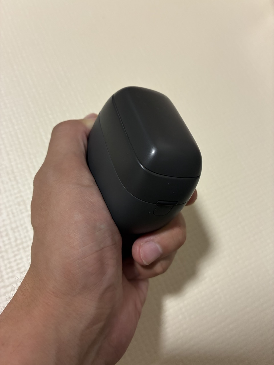キャップを付けた黒いラムダッシュ パームインを片手で握った状態