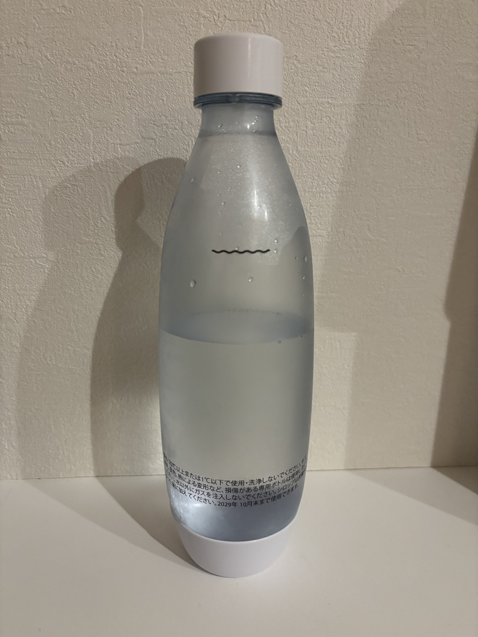 結露したソーダストリームの炭酸水ボトル